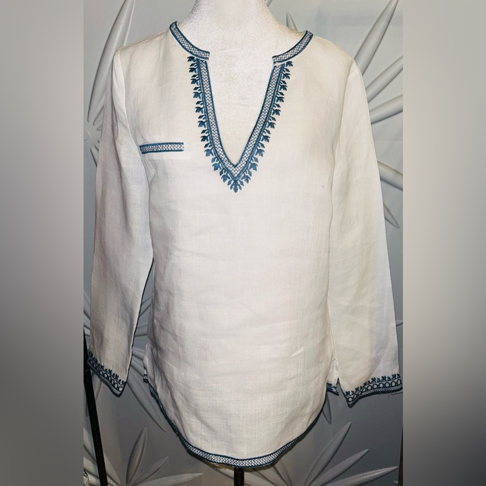NWT Monoreno SZS white/blue embroidered V-neck pullover top w/faux breast pocket - Picture 2 of 10